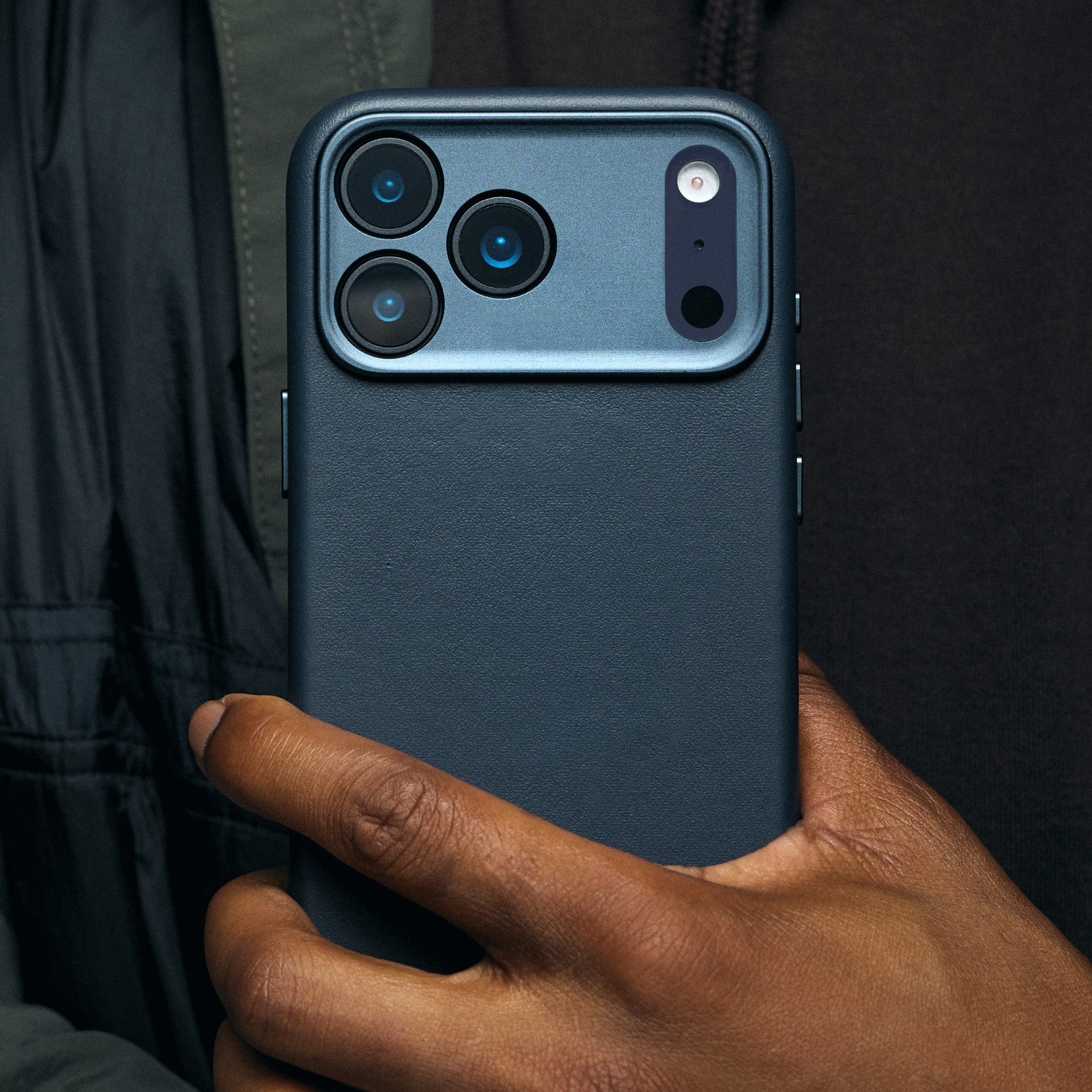 decoded leather navy shadow case iPhone 17 pro max / iPhone 17 pro